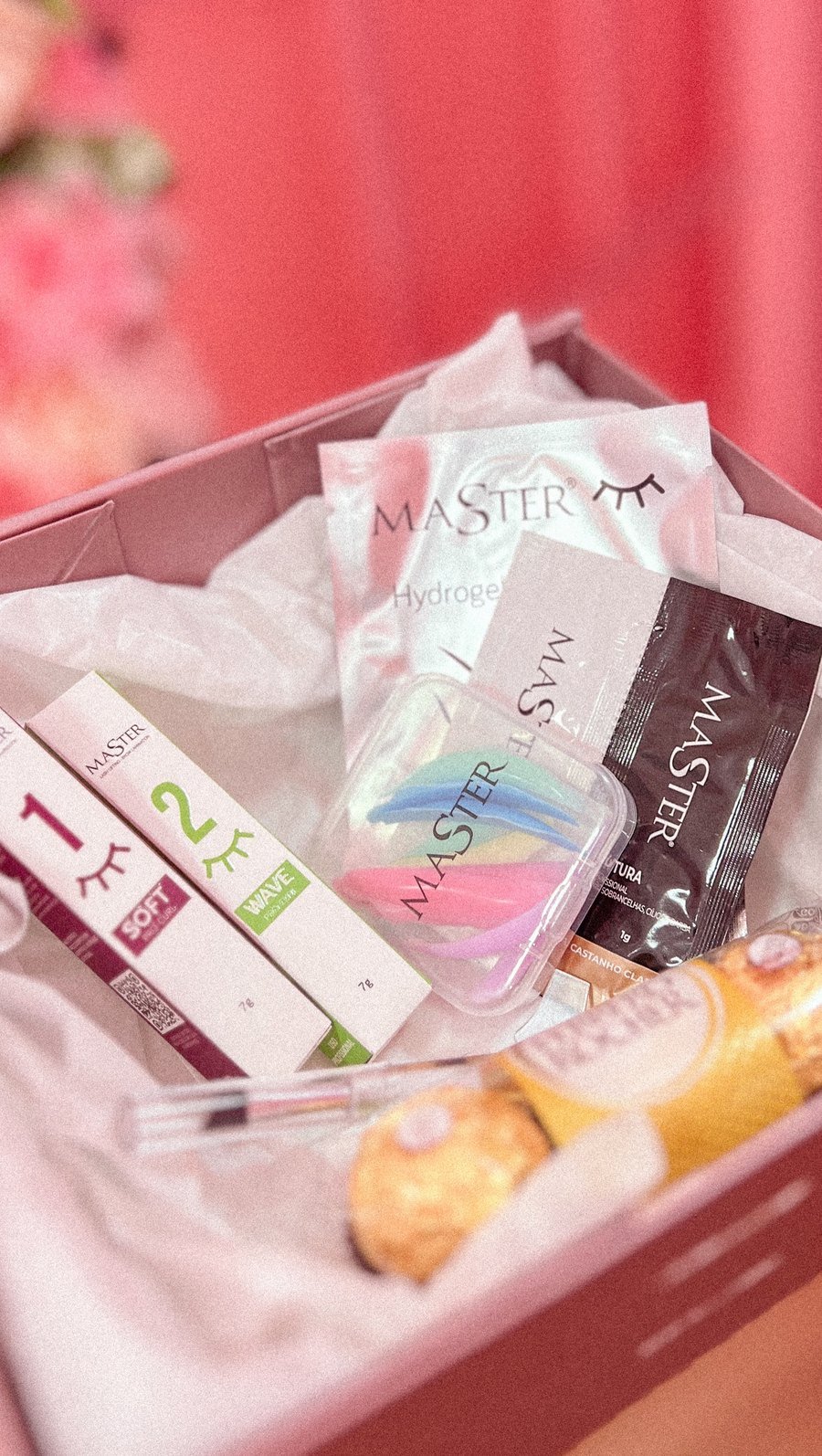 Kit do curso de Brow Lamination e Lash Lifting numa caixa rosa