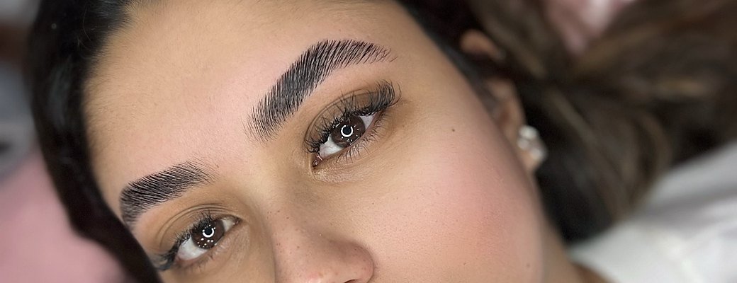 Sobrancelhas de uma cliente depois da Brow Lamination