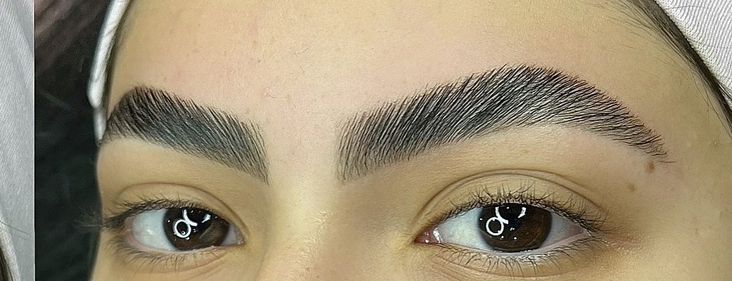 Sobrancelhas cheias e penteadas de uma cliente depois da Flawless Lamination