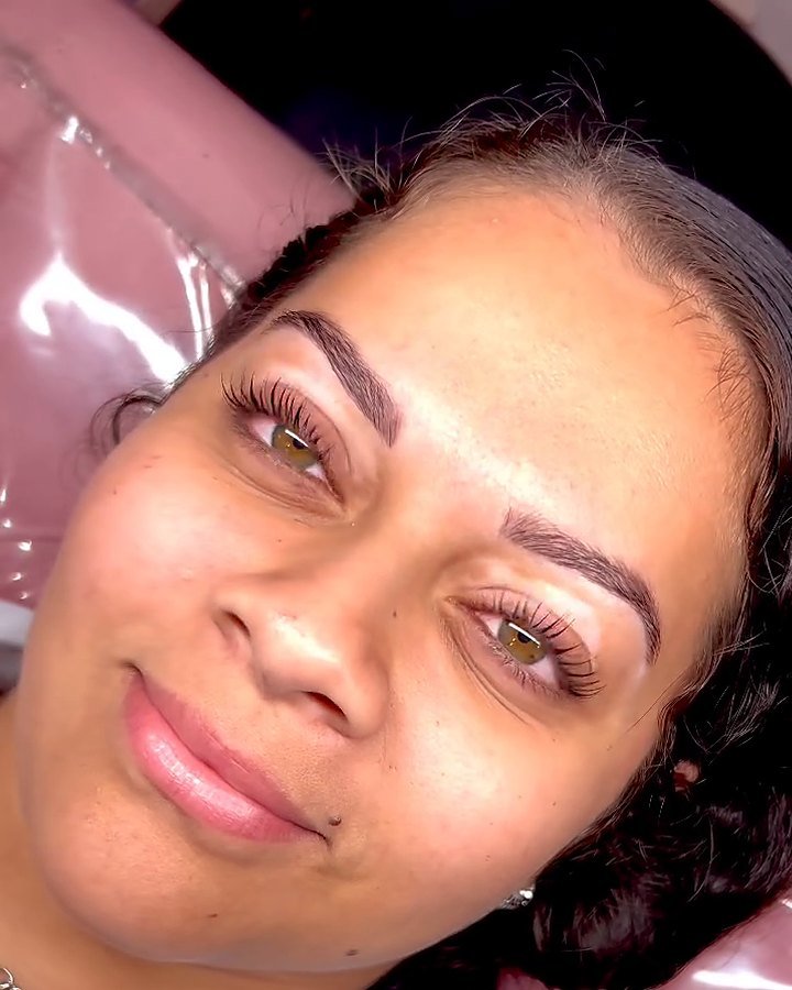 Cliente sorrindo com os cílios curvados por lash lifting