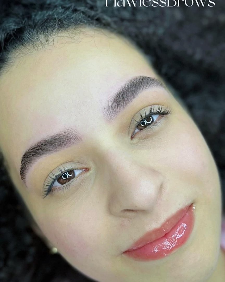 Cliente sorrindo com a sobrancelha preenchida pela Flawless Brows